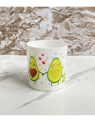 Taza con estampado de aguacate