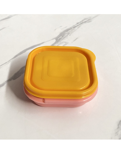 Mini lonchera color rosa de tapa amarilla