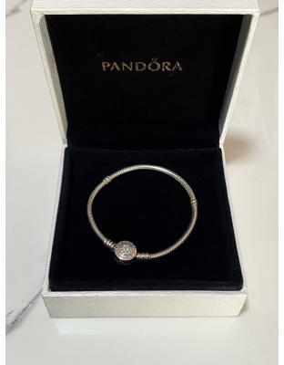 Pulsera pandora con broche de logotipo adiamantado Talla 16