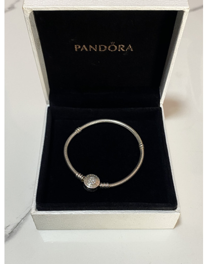 Pulsera Pandora con broche logotipo talla  17