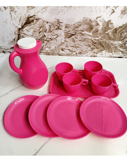 Juego de vasos, platos y jarra plástica color fucsia