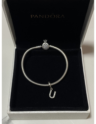 Charm colgante con inicial "U"