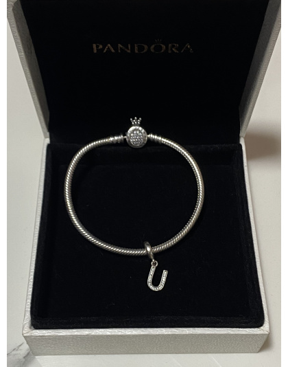 Charm colgante con inicial "U"