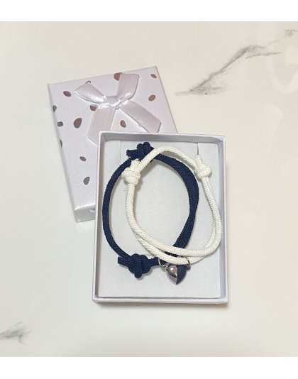 Dúo de pulseras color blanco y negro con corazón magnético