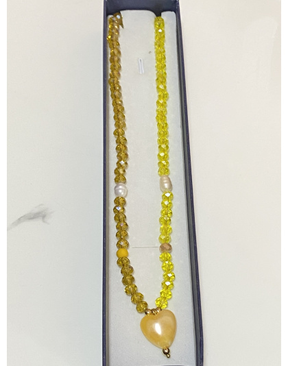 Gargantilla color amarillo con dije de corazón