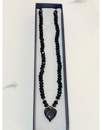 Gargantilla color negro con dije de corazón Artesanal