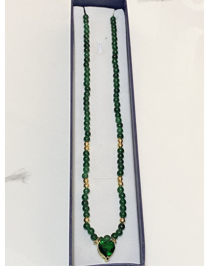 Gargantilla color verde con dije de corazón Artesanal