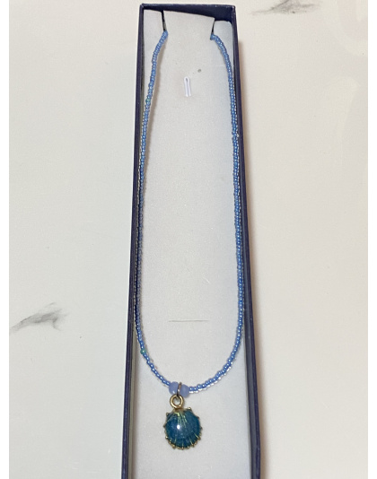 Gargantilla color celeste con dije de concha Artesanal