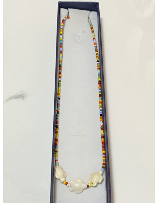 Gargantilla de colores con dije de tortugas blancas Artesanal