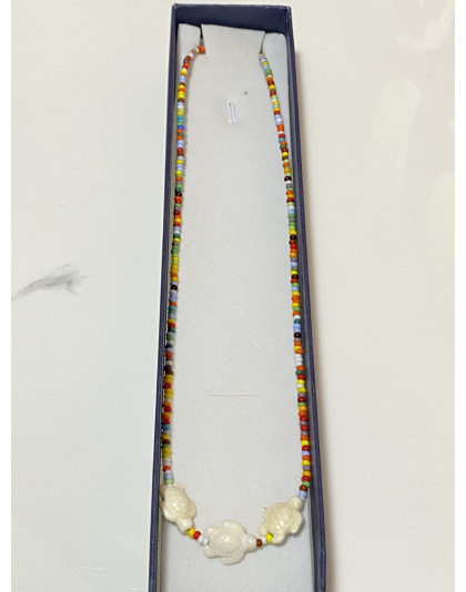Gargantilla de colores con dije de tortugas blancas Artesanal