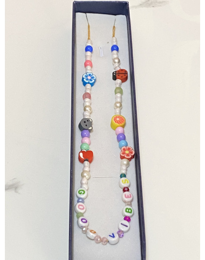 Collar con diferentes figuras "Good vibes" Artesanal