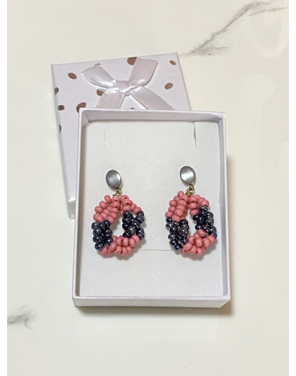 Aretes artesanales color rosado y negro