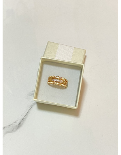 Anillo con diseño de diamantes en medio Talla 7  Xuping