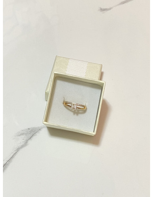 Anillo con diseño de H en medio, Xuping